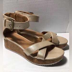 ADRIENNE VITTADINI Gold Wedge Sandal Women's | Size 7M